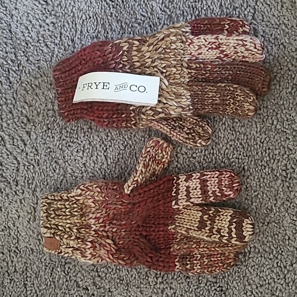 Frye&Co cable knit gloves